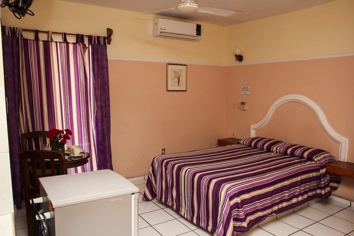 Studio Suite, 1 Queen Bed, Kitchenette | Minibar, individually decorated, individually furnished