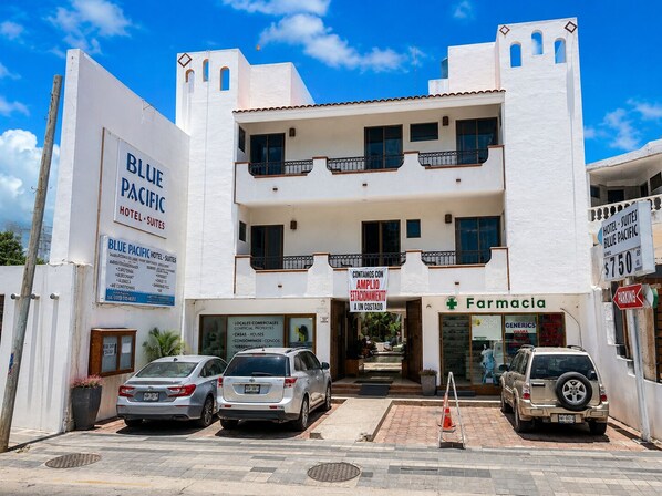 Front of property - Blue Pacific Suites (Mazatlán)