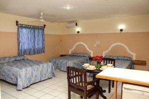 Habitación triple familiar, varias camas, cocineta | Minibar, decoración personalizada y muebles diferentes