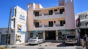 Vista frontal de la propiedad