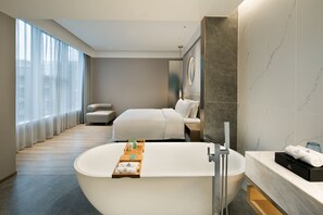 Suite Deluxe | Minibar con artículos gratuitos, caja fuerte, escritorio