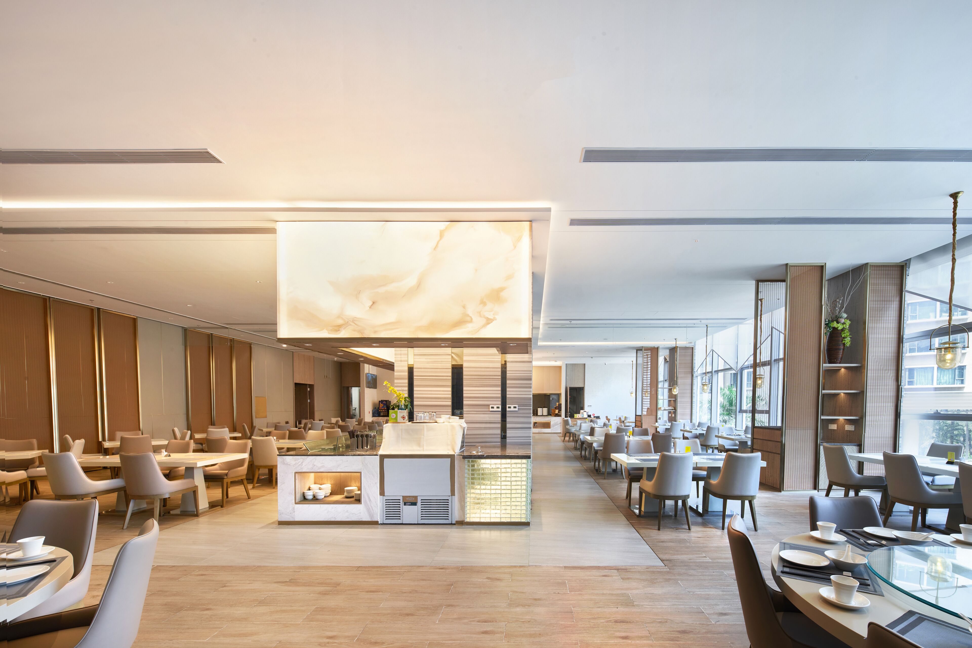 2 restaurants; breakfast, lunch, dinner, and brunch served