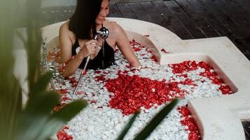 Bathtub dan shower terpisah, bathtub besar, dan pancuran hujan