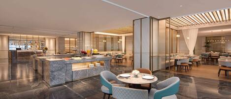 Un hall d’hôtel moderne avec un comptoir d’accueil en marbre, des tables rondes et des coins salons confortables.