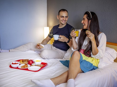 标准房, 1 张双人床 | 迷你吧、客房内保险箱、办公桌、遮光窗帘