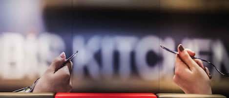 Serveert ontbijt en diner, Braziliaanse gerechten