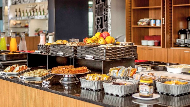 A buffet area with various food items and baskets. - ibis Criciúma (Criciuma)