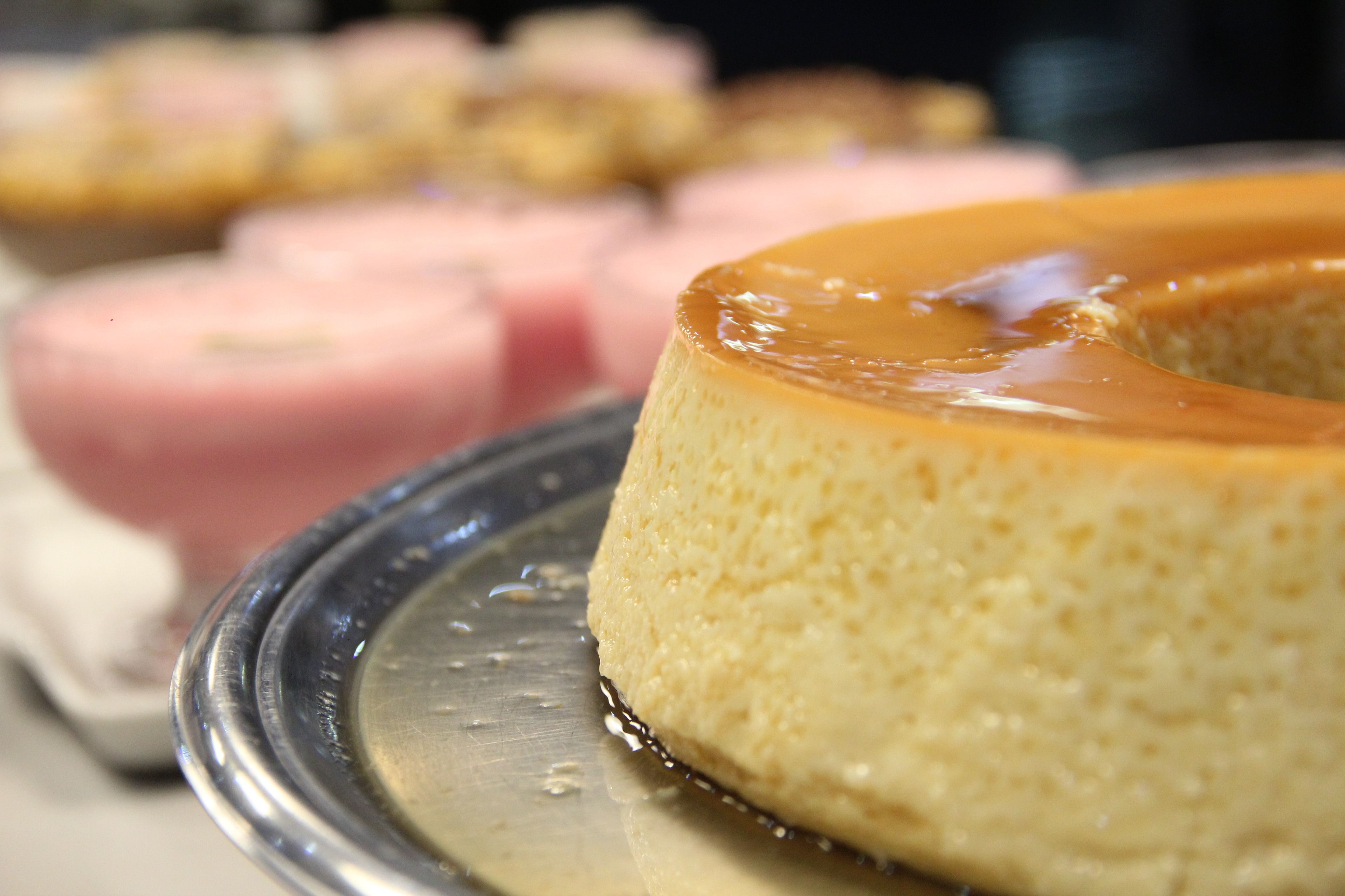 Un flan de caramelo sobre un plato de plata.