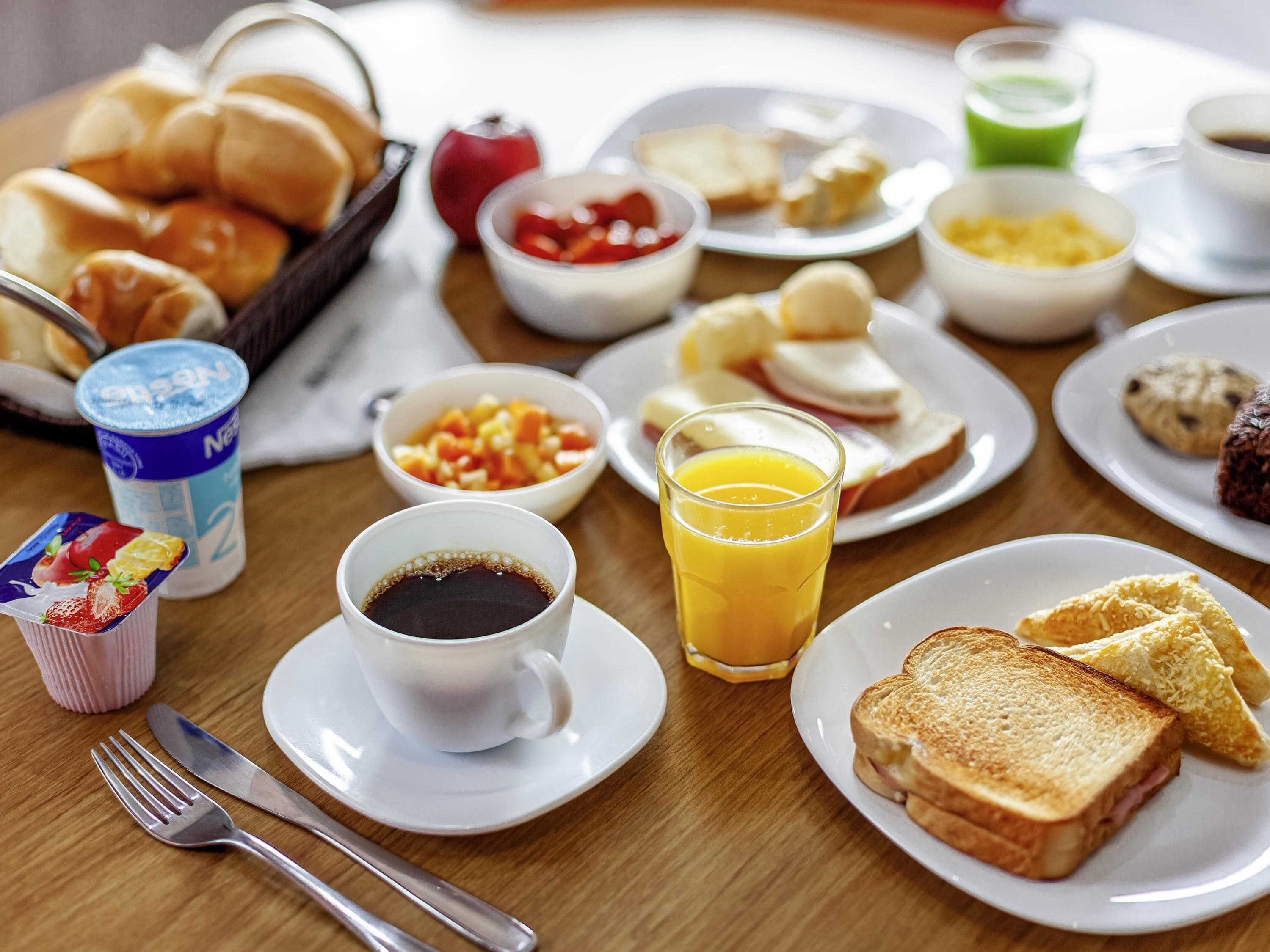 Un esmorzar amb torrades, fruita, cafè i suc de fruites.