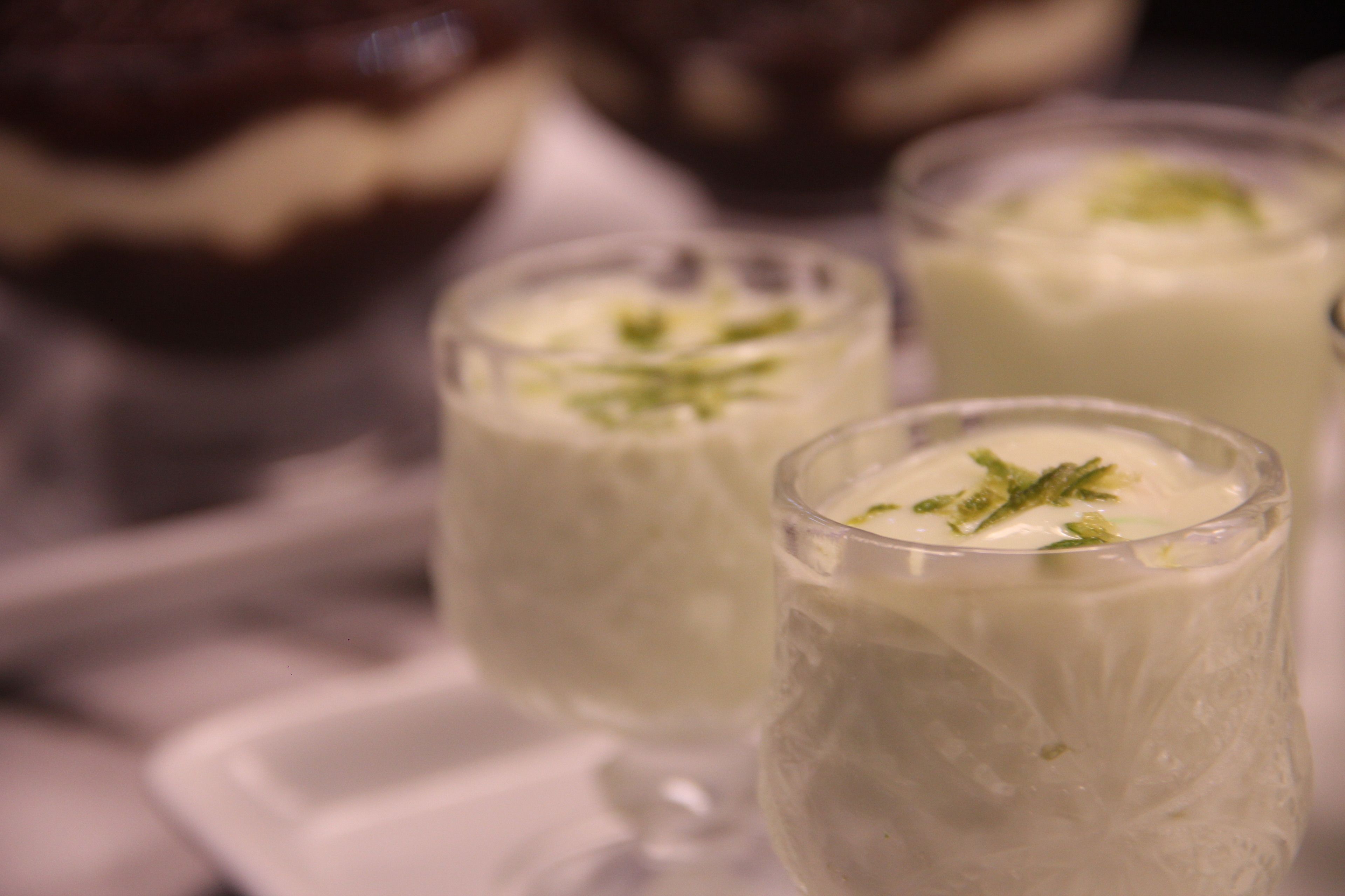 Tres gots d'una beguda cremosa amb guarnició, possiblement un postre o una bebida, damunt d'un safata blanc.