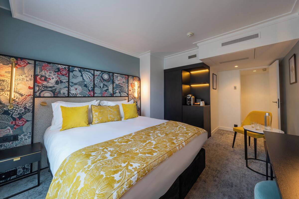 Phòng Tiêu chuẩn, 1 giường cỡ queen, ban công | Bộ đồ giường cao cấp, minibar, két bảo mật tại phòng, bàn 