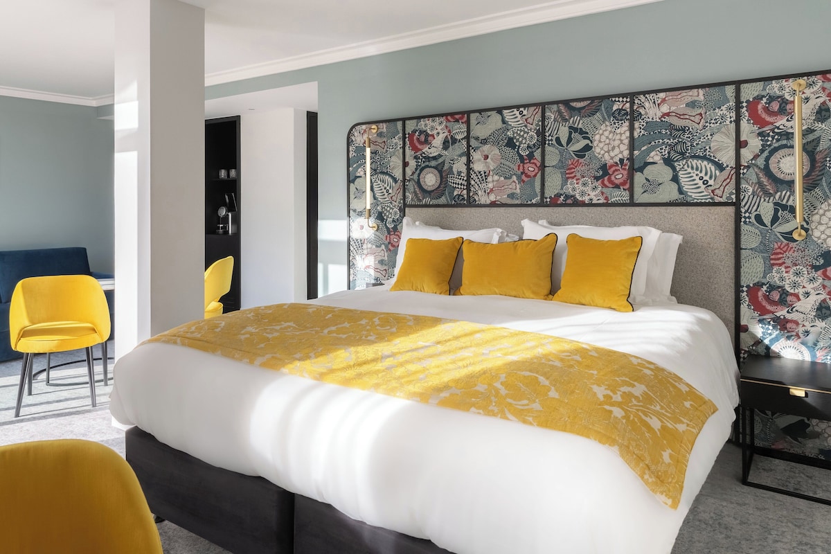 Suite, 1 King Bed, Balcony | Premium bedding, minibar, in-room safe, desk