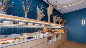Un buffet con diversi cibi e un arredamento moderno.