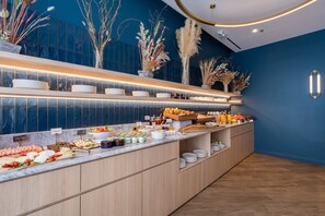 每日供应自助式早餐(每人 EUR 22)