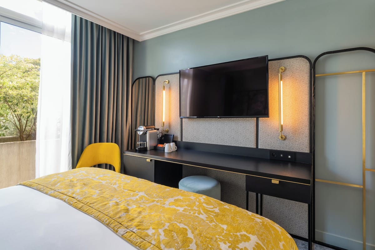 Phòng, 1 giường cỡ queen, ban công (Cosy) | Bộ đồ giường cao cấp, minibar, két bảo mật tại phòng, bàn 
