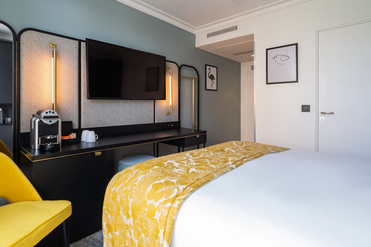 Bộ đồ giường cao cấp, minibar, két bảo mật tại phòng, bàn 