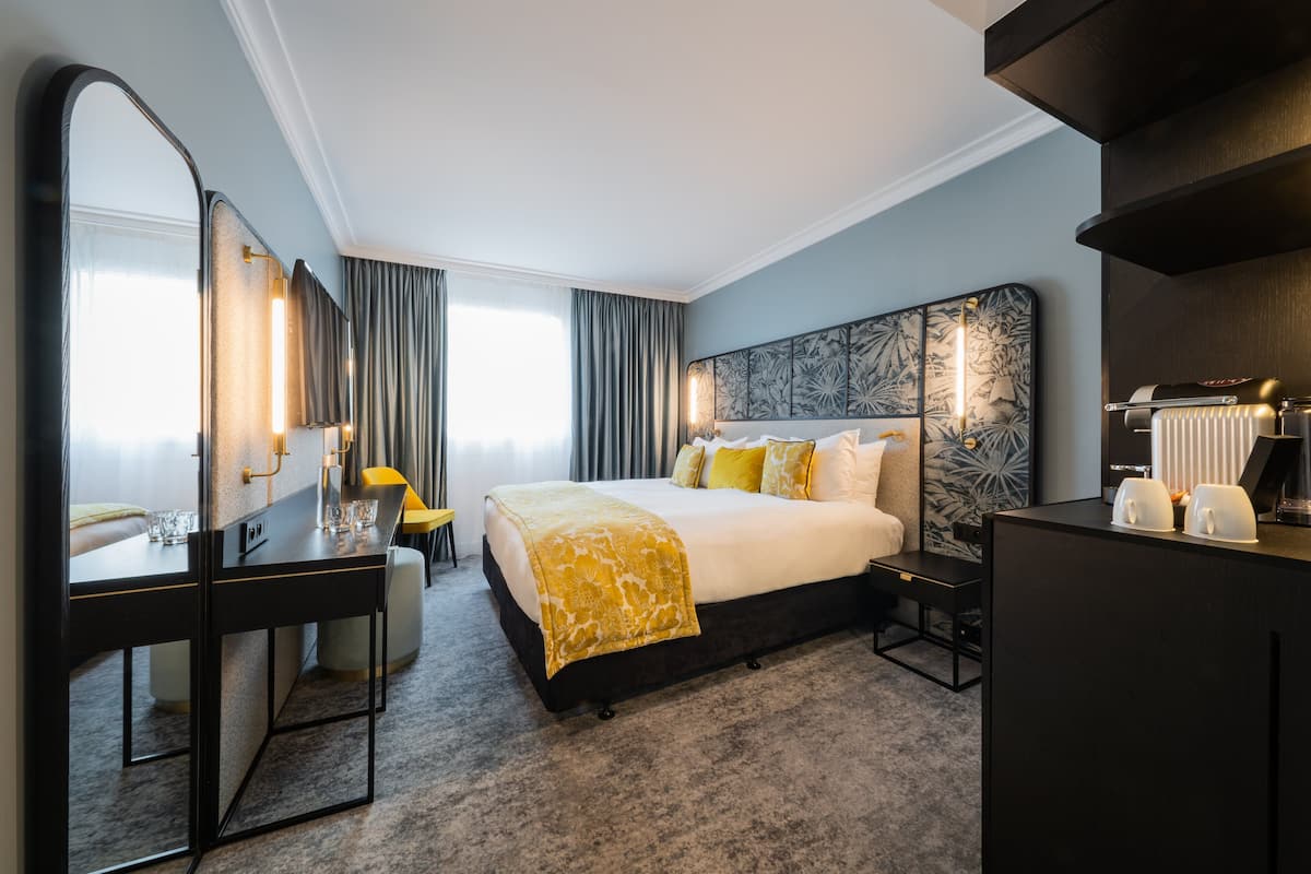Bộ đồ giường cao cấp, minibar, két bảo mật tại phòng, bàn 