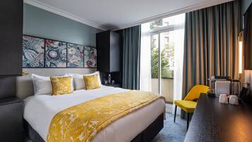 Roupas de cama premium, frigobar, cofres nos quartos, escrivaninha