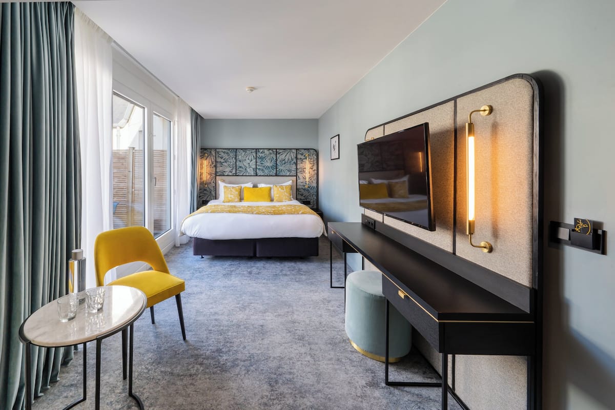 Phòng Premium, 1 giường cỡ king, hiên | Bộ đồ giường cao cấp, minibar, két bảo mật tại phòng, bàn 