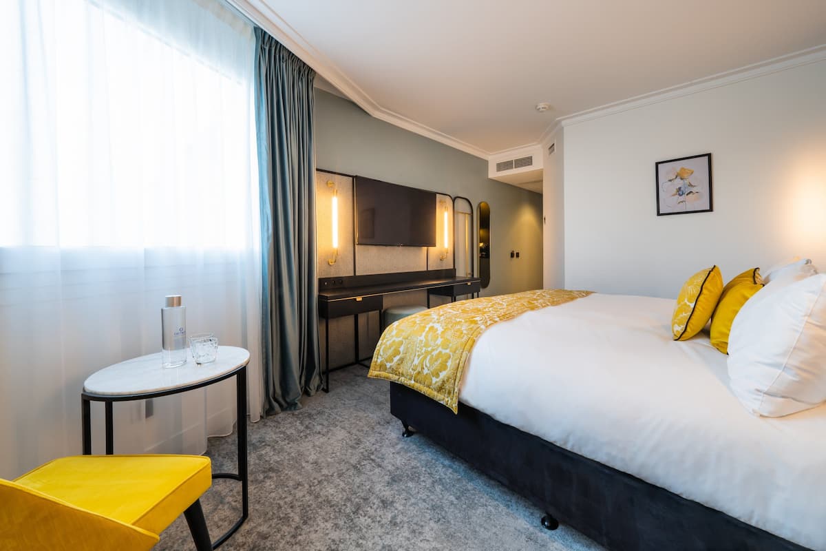 Bộ đồ giường cao cấp, minibar, két bảo mật tại phòng, bàn 
