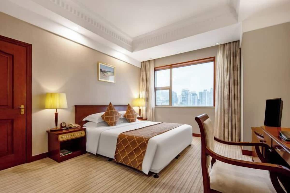 Cribs/infant beds, alarm clocks