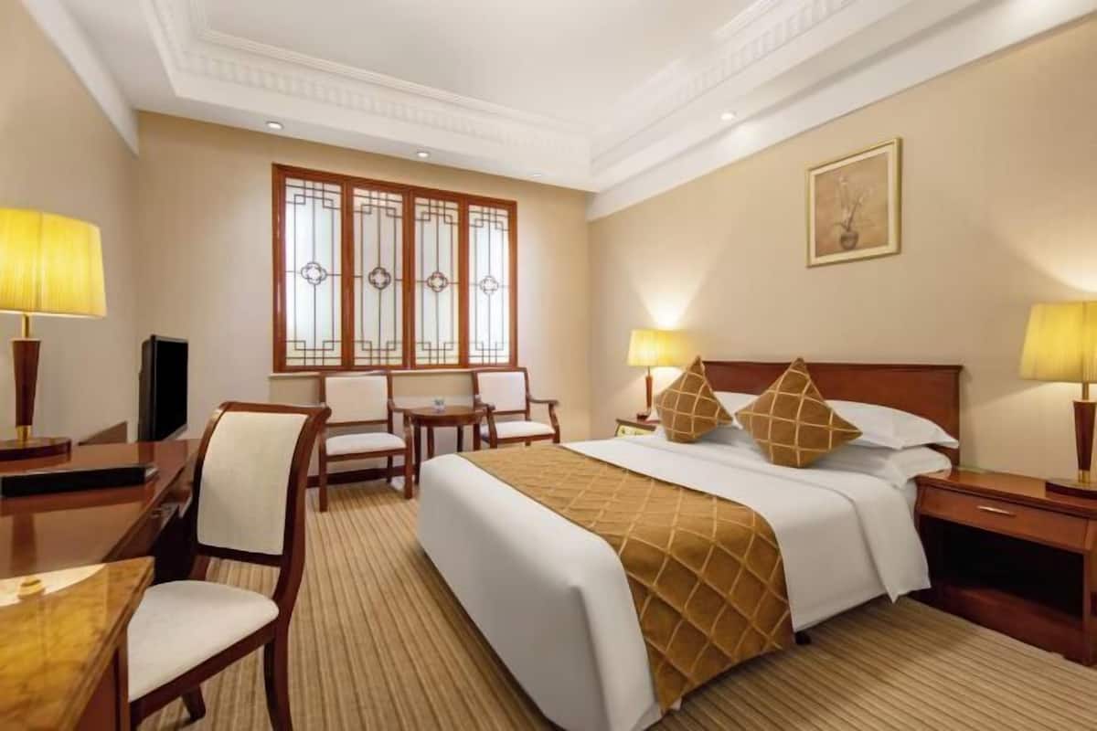 Cribs/infant beds, alarm clocks