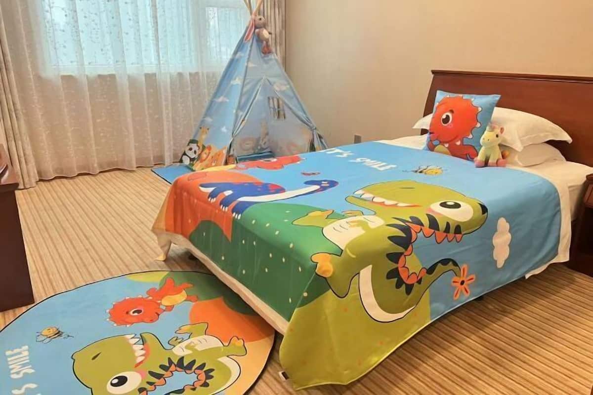 Cots/infant beds, alarm clocks