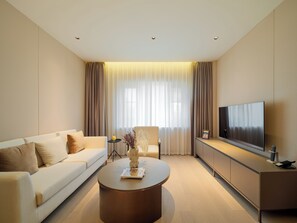Ropa de cama de alta calidad, cubrecamas y artículos del minibar gratis 