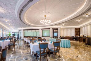 2 restaurantes; se sirven desayunos
