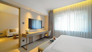 Deluxe Suite | Premium bedding, down comforters, free minibar items, in-room safe