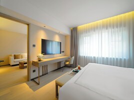 Deluxe Suite | Premium bedding, down comforters, free minibar items, in-room safe