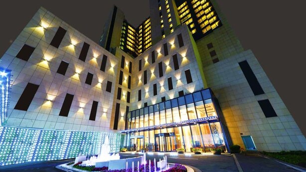 A modern hotel with a symmetrical facade, large windows, and a central entrance. - Paramount Gallery Hotel (Shanghai)