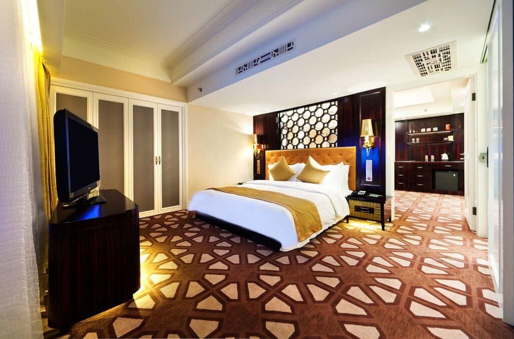 paramount suite | premium bedding, minibar, in-room safe, desk