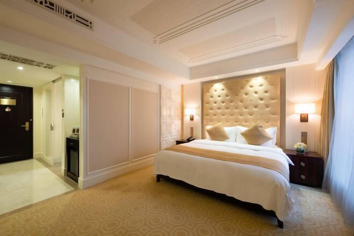 Premium bedding, minibar, in-room safe, desk