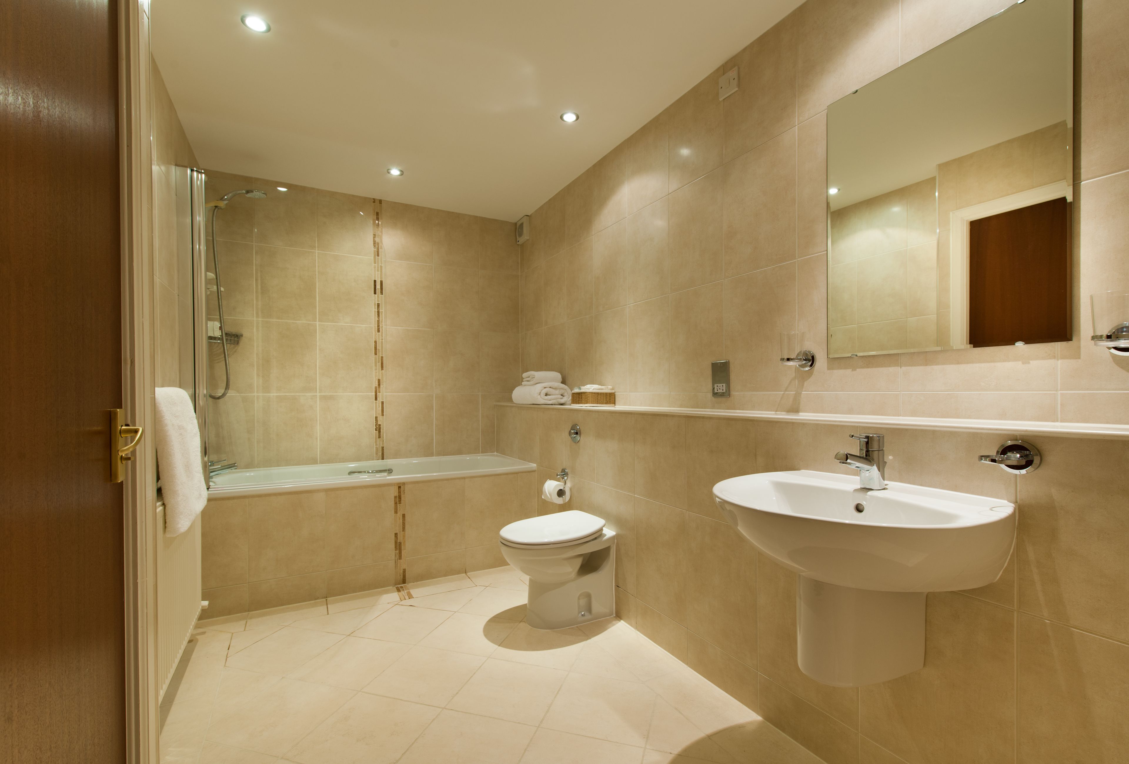 Dusch, gratis toalettartiklar och handdukar