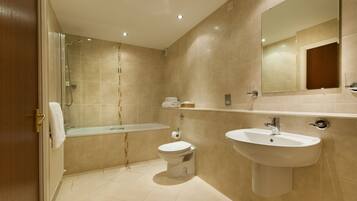 Dusch, gratis toalettartiklar och handdukar