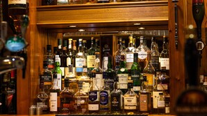 Un bar proposant une grande variété de bouteilles d’alcool et doté d’un robinet de bière à la pression.