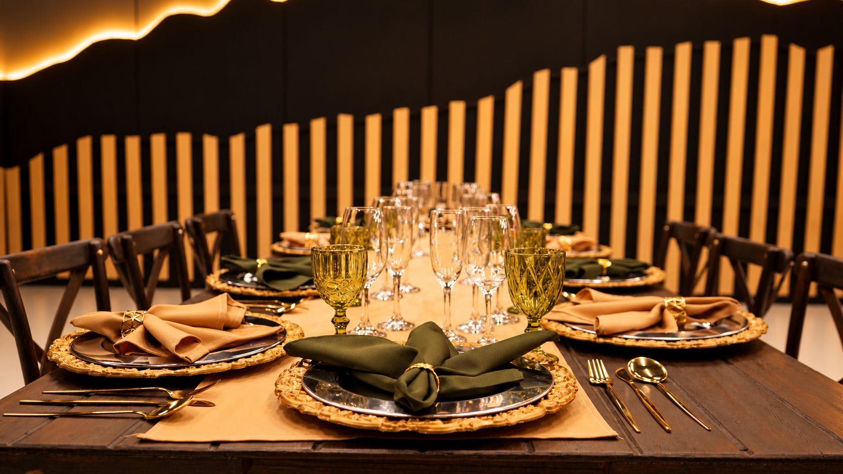 Mesa formal dispuesta para comer, con varios cubiertos, copas y utensilios.