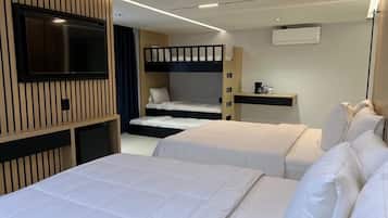 1 habitación, caja de seguridad en la habitación y escritorio