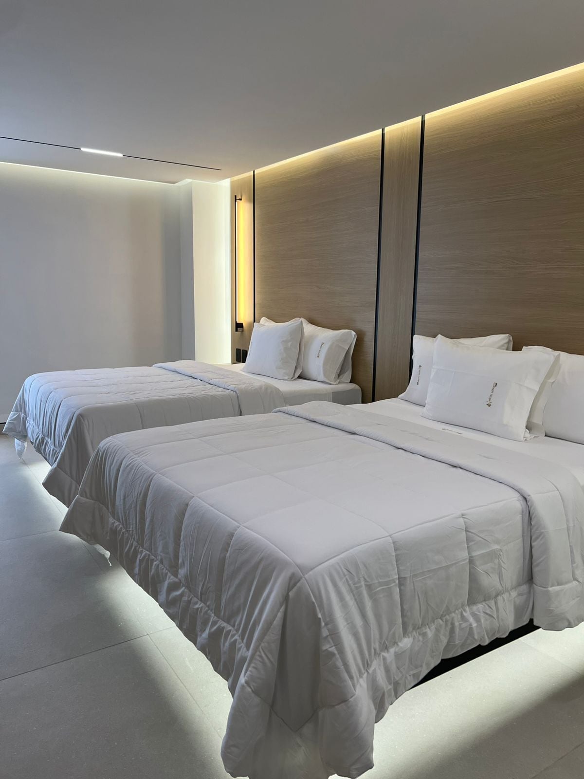 房內夾萬、書桌、手提電腦工作空間、遮光窗簾/窗簾