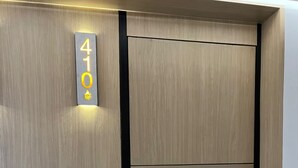 A wooden door with a sign indicating room number 410. - Hotel Lepanto Reforma (Mexico City)