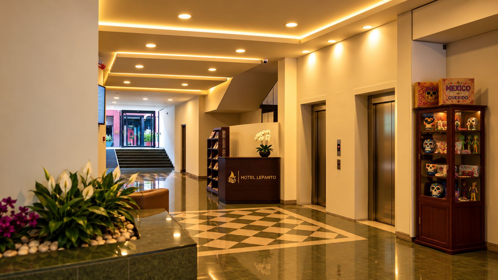 Un vestíbulo de hotel con mostrador de recepción, área de registro, un ascensor y una exhibición decorativa de objetos culturales.
