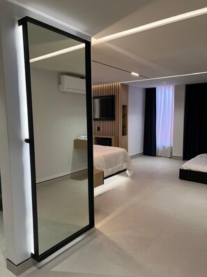Junior Suite Remodelada | Living area | 35-inch flat-screen TV with cable channels, TV, Netflix