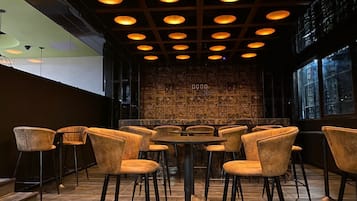 供应晚餐、早午餐和欢乐时光优惠