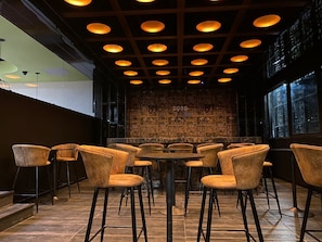 Serves dinner, brunch and happy hour