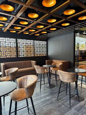 Serverer middag, brunsj og happy hour