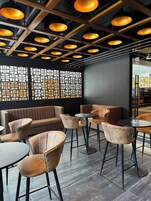 Serviert Abendessen, Brunch und Happy Hour