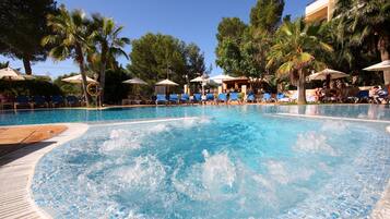 Utomhuspool, parasoller och solstolar