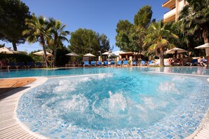 Outdoor pool, pool umbrellas, sun loungers - Valentin Somni Hotels & Suites – Adults Only +16 (Calvia)