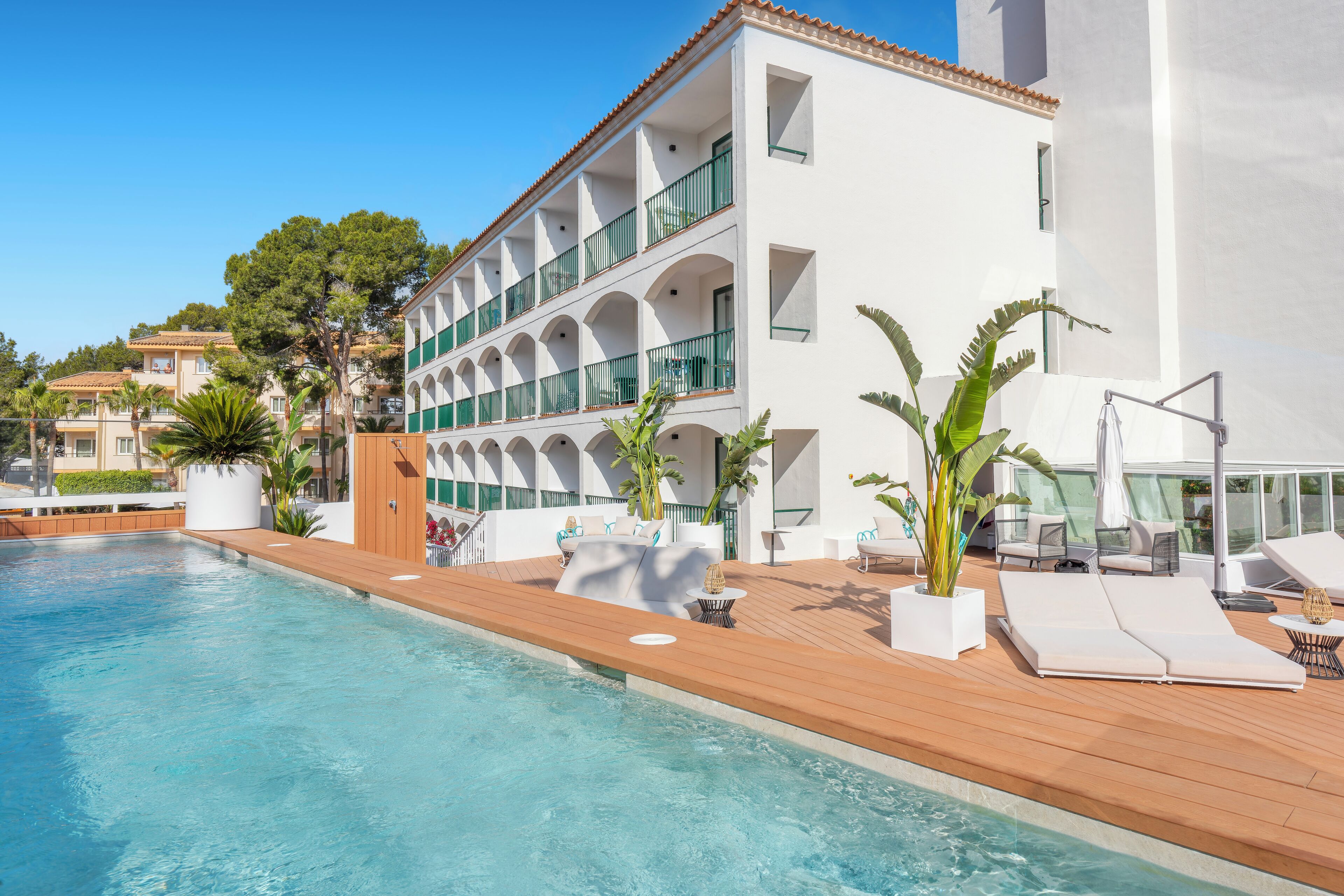 Utendørsbasseng, bassengparasoller og solsenger